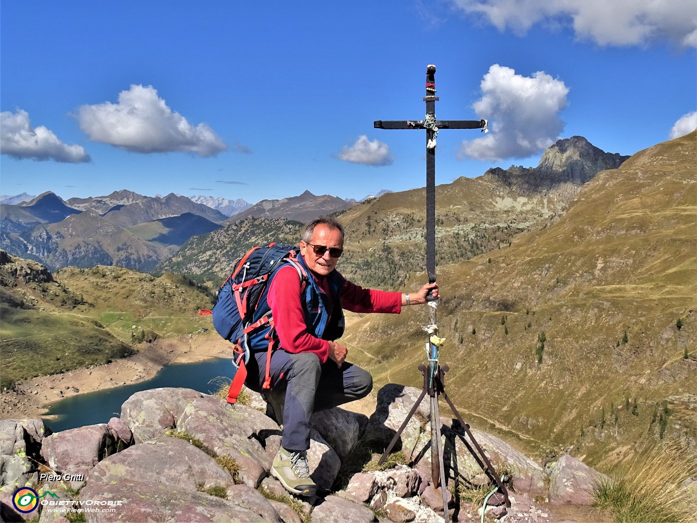 35 Alla crocetta del Passo dei Laghi Gemelli (2131 m).JPG